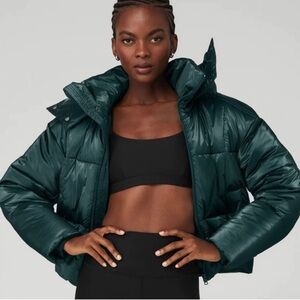 NWOT ALO Yoga Pearlized Pristine Puffer Jacket in Midnight Green
